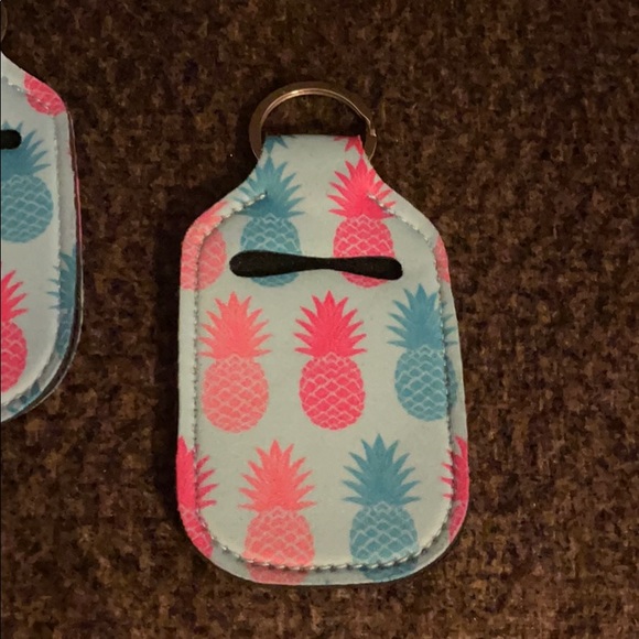 SOLD OUT 🛍FREE W/$25 Purchase Sanitizer Holder - Pineapple - Picture 2 of 3